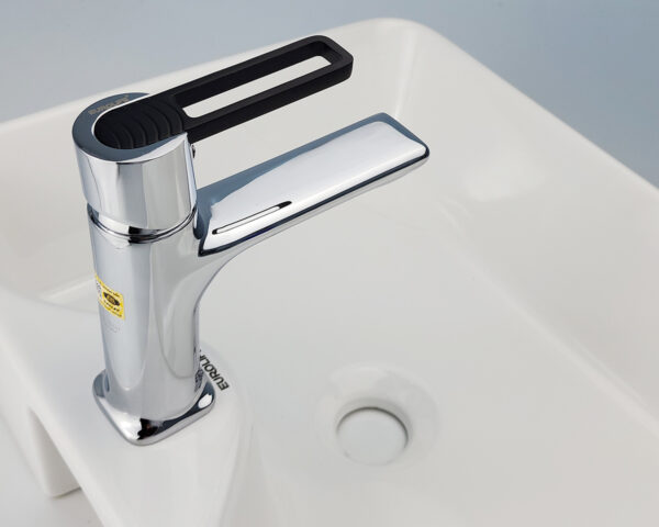 Vòi lavabo nóng lạnh Eurolife EL-VERA 02 có kiểu dáng bo cong hiện đại, phù hợp lắp đặt cho chậu lavabo gia đình, căn hộ và nhà phố.
