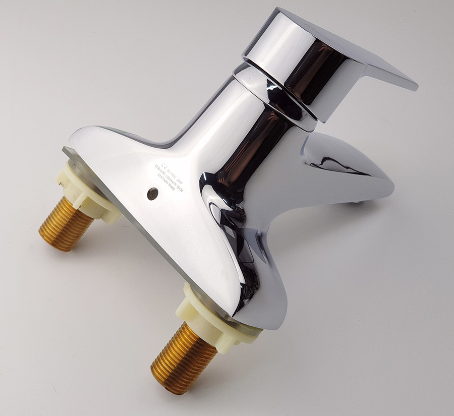 Hình ảnh chân kết nối của vòi lavabo nóng lạnh 2 chân Eurolife AZA03, phù hợp với chậu lavabo có 2 lỗ lắp nóng lạnh riêng biệt trong combo sen tắm nóng lạnh Eurolife AZA03.