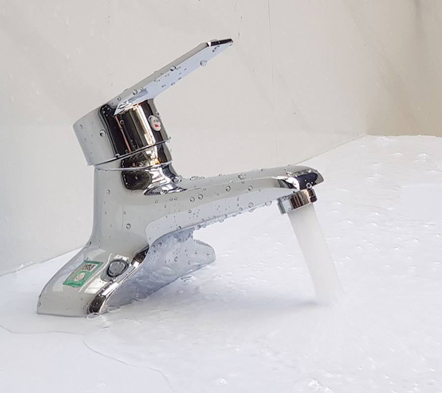 Hình ảnh dòng chảy thực tế của vòi lavabo nóng lạnh 2 chân Eurolife AZA03 trong combo sen tắm nóng lạnh Eurolife AZA03.