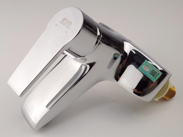 Hình ảnh bề mặt mạ Chrome sáng bóng trên vòi lavabo nóng lạnh 2 chân Eurolife AZA03 trong combo sen tắm nóng lạnh Eurolife AZA03.