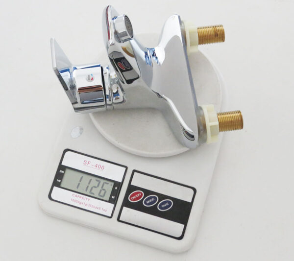 Hình ảnh cân trọng lượng vòi lavabo nóng lạnh 2 chân Eurolife AZA03 khoảng 1126g, thể hiện độ chắc chắn của sản phẩm trong combo sen tắm nóng lạnh Eurolife AZA03.