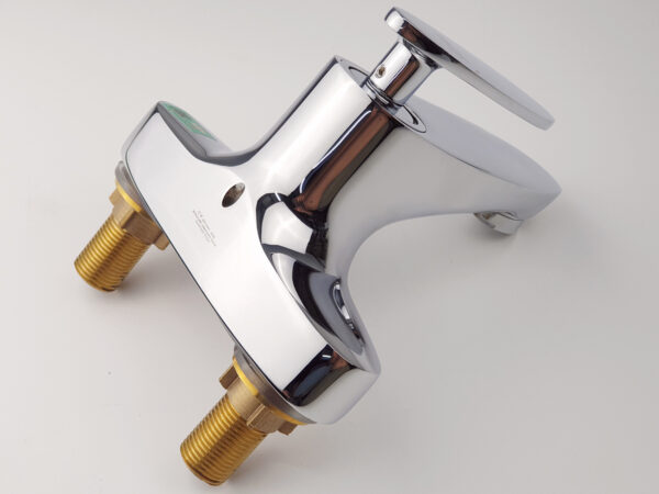 Hình ảnh vòi lavabo nóng lạnh 2 chân Eurolife EL-CAM 03 với phần chân kết nối bằng đồng, phù hợp lắp đặt cho chậu lavabo 2 lỗ trong combo sen tắm nóng lạnh Eurolife CAM 03.