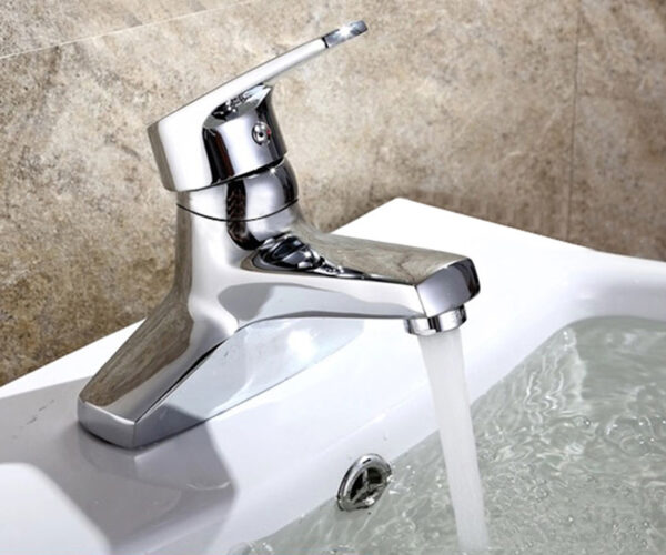 Hình ảnh vòi lavabo nóng lạnh 2 chân Eurolife EL-IRIS 03 lắp đặt thực tế trên chậu lavabo 2 lỗ, thể hiện đầu vòi tạo bọt, dòng nước êm và bề mặt mạ Chrome sáng bóng.