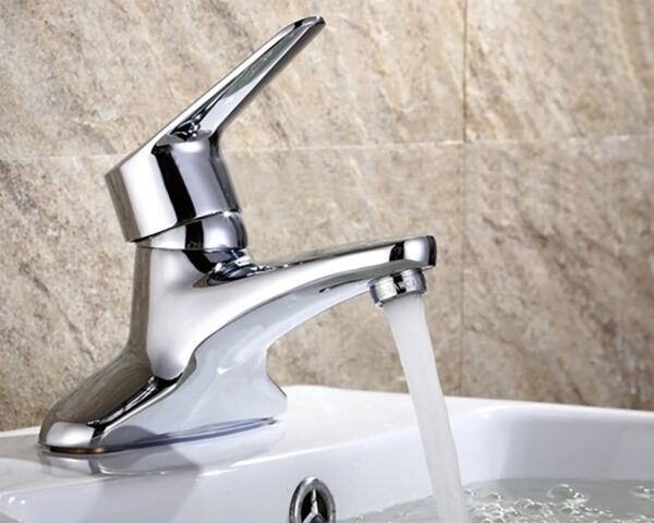 Vòi lavabo nóng lạnh 2 chân Eurolife EL-LOT 03 lắp thực tế trên chậu rửa, phù hợp phòng tắm gia đình, căn hộ, nhà phố và công trình dân dụng.