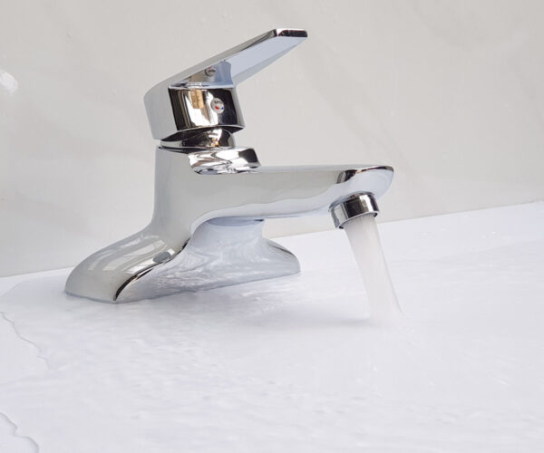 Hình ảnh thực tế vòi lavabo nóng lạnh 2 chân Eurolife EL-SUN 03 khi sử dụng trên chậu lavabo, giúp khách hàng dễ hình dung kiểu dáng, dòng nước và khả năng lắp đặt.