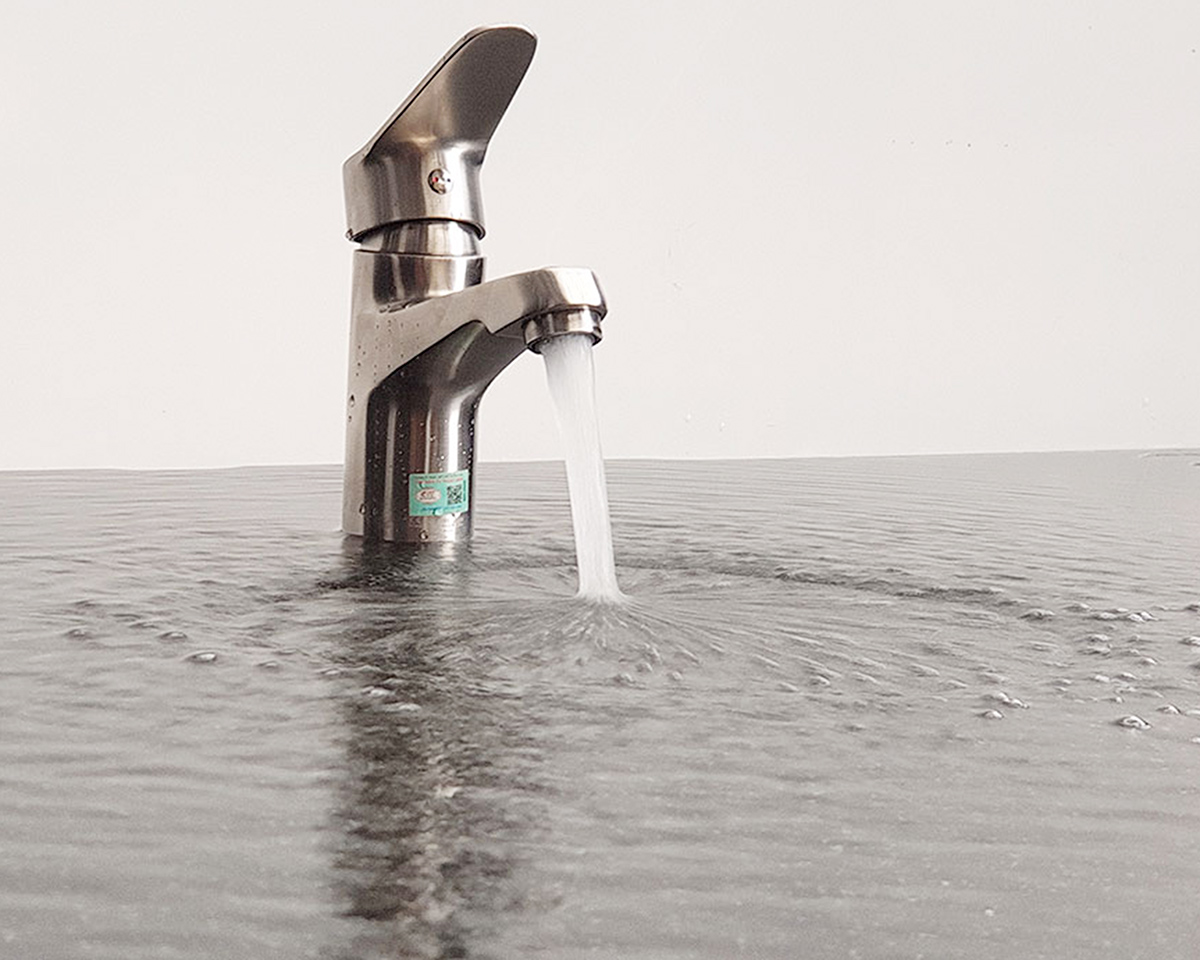 Vòi lavabo nóng lạnh Eurolife EL-1502 lắp đặt thực tế trên mặt chậu, dòng nước tạo bọt êm, phù hợp sử dụng trong phòng tắm gia đình và căn hộ.