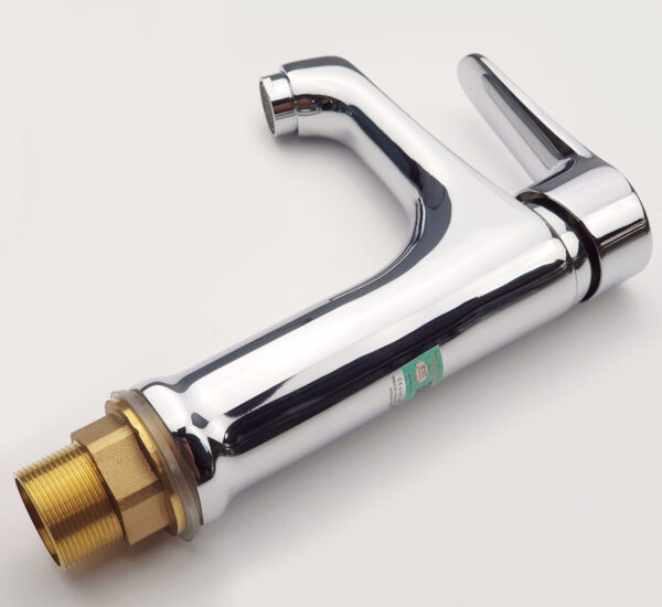 Ảnh bề mặt mạ Chrome sáng bóng của vòi lavabo nóng lạnh Eurolife EL-7002 chính hãng, thân Đồng H61, thiết kế 1 chân bo tròn, tay gạt nóng lạnh dễ dùng, đầu vòi tạo bọt và bát gắn đồng thau chắc chắn.