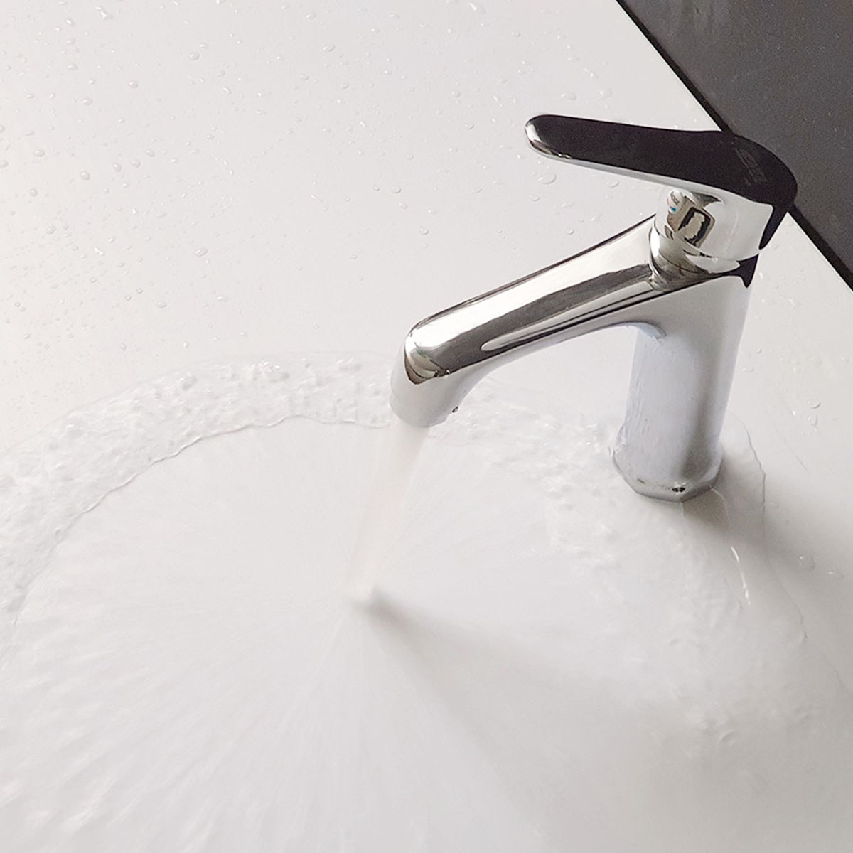 Ảnh thực tế vòi lavabo nóng lạnh Eurolife EL-7002 khi xả nước, đầu vòi tạo bọt giúp dòng nước êm hơn, chống văng bắn và giữ khu vực lavabo sạch sẽ.
