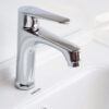 Ảnh thực tế vòi lavabo nóng lạnh Eurolife EL-7002 lắp trên chậu lavabo, thiết kế 1 chân bo tròn, mạ Chrome sáng bóng, tay gạt nóng lạnh dễ sử dụng, đầu vòi tạo bọt chống văng bắn, phù hợp phòng tắm gia đình.