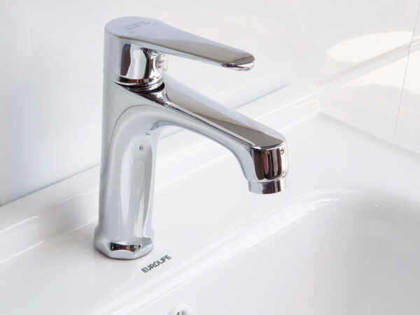 Ảnh thực tế vòi lavabo nóng lạnh Eurolife EL-7002 lắp trên chậu lavabo, thiết kế 1 chân bo tròn, mạ Chrome sáng bóng, tay gạt nóng lạnh dễ sử dụng, đầu vòi tạo bọt chống văng bắn, phù hợp phòng tắm gia đình.