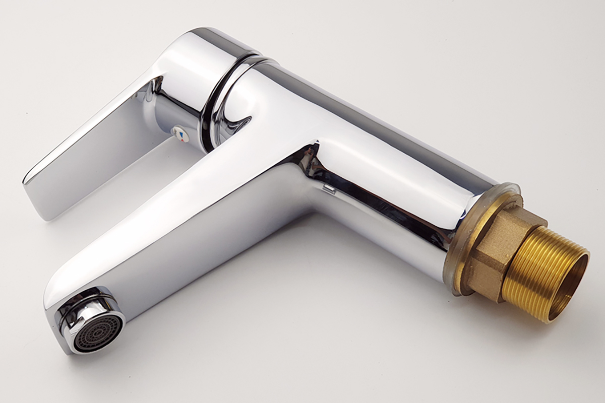 Ảnh bề mặt mạ Chrome của vòi lavabo nóng lạnh Eurolife EL-AZA 02, thân Đồng H61 sáng bóng, dễ vệ sinh, thiết kế đẹp và phù hợp lắp đặt cho chậu lavabo phòng tắm.