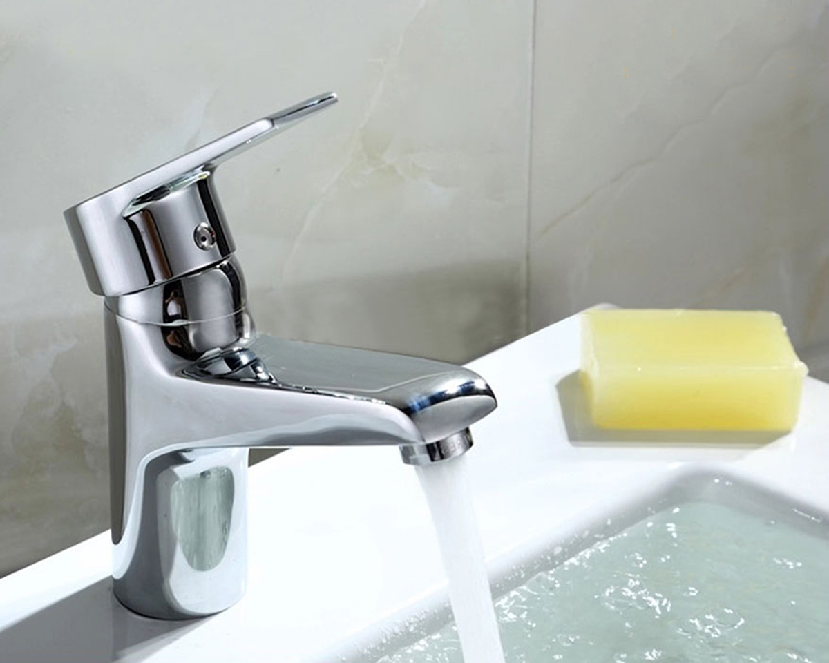 Ảnh vòi lavabo nóng lạnh Eurolife EL-AZA 02 chảy nước thực tế, đầu vòi tạo bọt giúp dòng nước êm, hạn chế văng bắn khi rửa tay, rửa mặt và sử dụng hằng ngày.