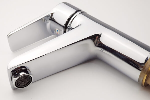 Ảnh đầu tạo bọt của vòi lavabo nóng lạnh Eurolife EL-AZA 02, hỗ trợ dòng nước êm, chống văng bắn khi rửa tay rửa mặt và có thể tháo vệ sinh lưới lọc.