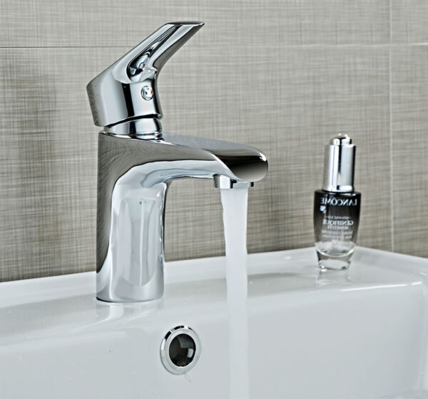 Ảnh vòi lavabo nóng lạnh Eurolife EL-AZA 02 lắp trên chậu với dòng nước tạo bọt chống văng bắn, thân Đồng H61 mạ Chrome sáng bóng, phù hợp mua lắp cho phòng tắm gia đình.