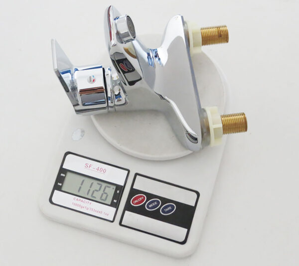 Vòi lavabo nóng lạnh Eurolife EL-AZA 03 có trọng lượng thực tế khoảng 1126g, tạo cảm giác chắc chắn khi lắp đặt và sử dụng lâu dài.