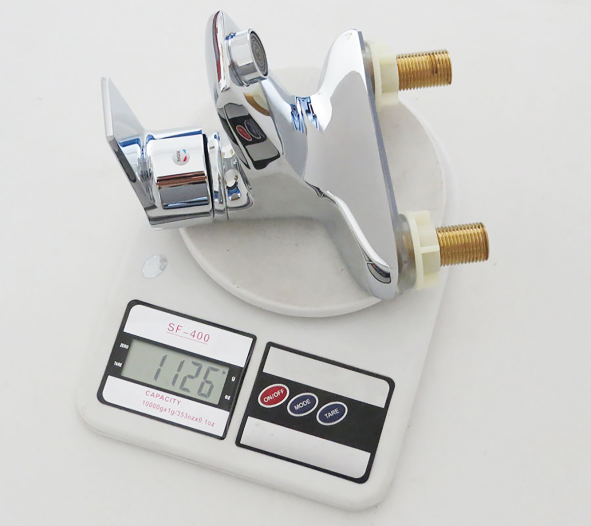 Vòi lavabo nóng lạnh Eurolife EL-AZA 03 có trọng lượng thực tế khoảng 1126g, tạo cảm giác chắc chắn khi lắp đặt và sử dụng lâu dài.