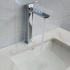 Hình thực tế vòi lavabo nóng lạnh Eurolife EL-HAVENT 03 khi sử dụng, dòng nước êm, phù hợp lắp cho lavabo dương bàn và phòng tắm gia đình.