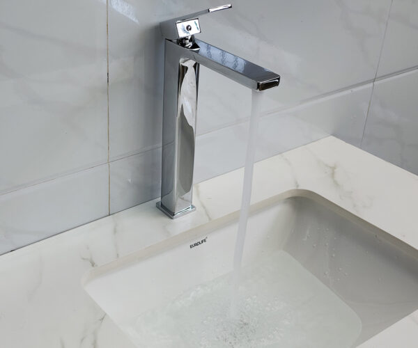 Hình thực tế vòi lavabo nóng lạnh Eurolife EL-HAVENT 03 khi sử dụng, dòng nước êm, phù hợp lắp cho lavabo dương bàn và phòng tắm gia đình.