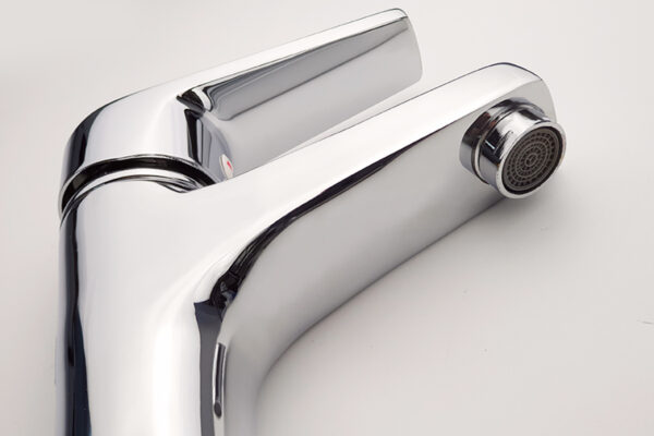 Ảnh cận cảnh đầu vòi tạo bọt của vòi lavabo nóng lạnh Eurolife EL-IRIS 02 chính hãng, giúp dòng nước chảy êm hơn, chống văng bắn và dễ tháo vệ sinh lưới lọc.