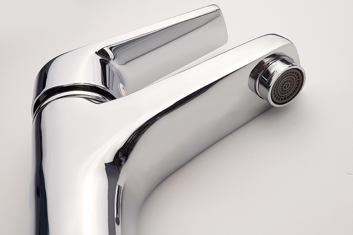 Ảnh cận cảnh đầu vòi tạo bọt của vòi lavabo nóng lạnh Eurolife EL-IRIS 02 chính hãng, giúp dòng nước chảy êm hơn, chống văng bắn và dễ tháo vệ sinh lưới lọc.