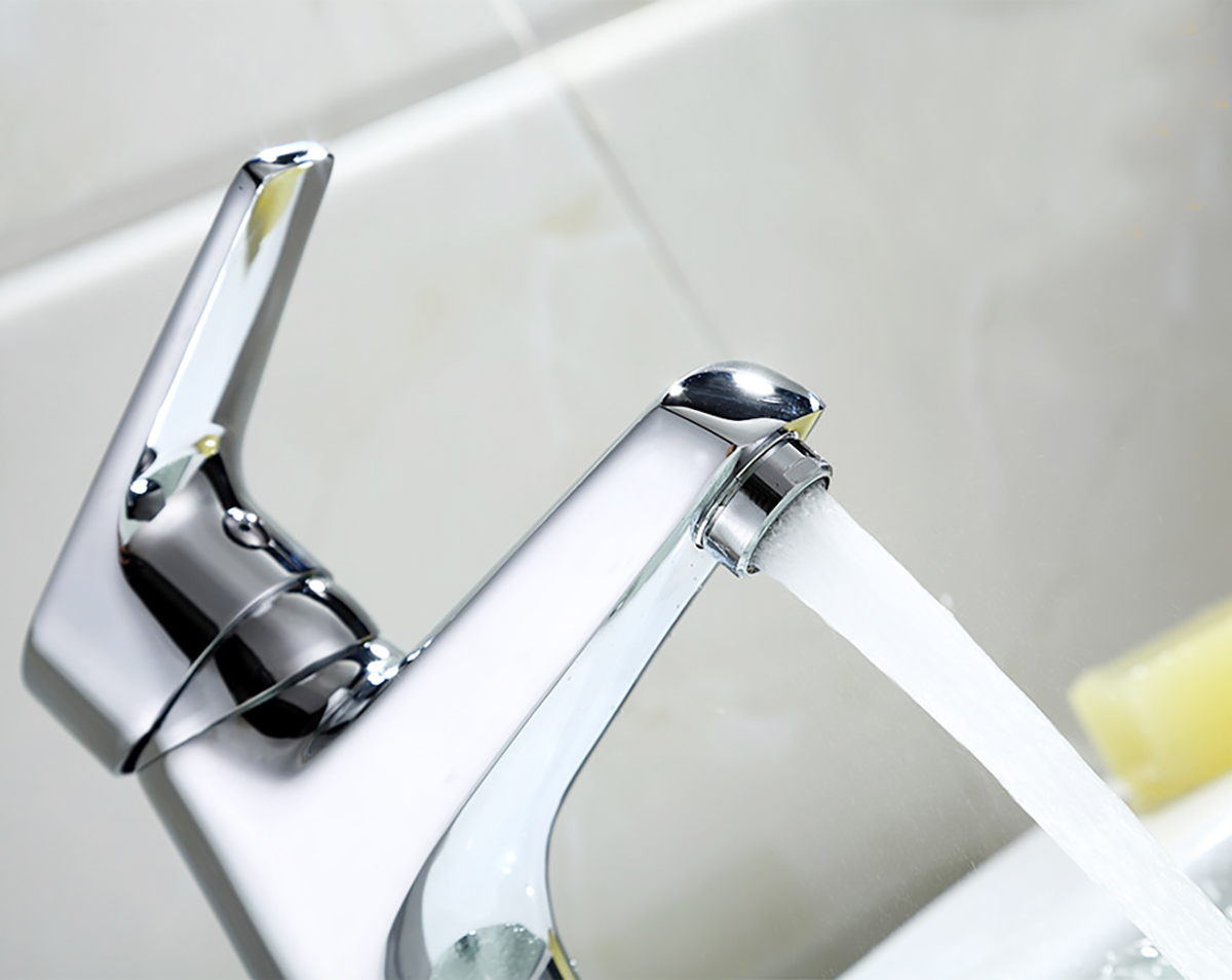 Ảnh thực tế vòi lavabo nóng lạnh Eurolife EL-IRIS 02 chính hãng khi xả nước, đầu vòi tạo bọt giúp dòng nước êm hơn, chống văng bắn và dễ sử dụng hằng ngày.