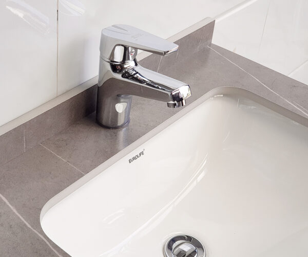 Ảnh vòi lavabo nóng lạnh Eurolife EL-IRIS 02 chính hãng lắp thực tế trên chậu lavabo, thiết kế 1 chân gọn gàng, mạ Chrome sáng bóng, dễ phối với phòng tắm gia đình.