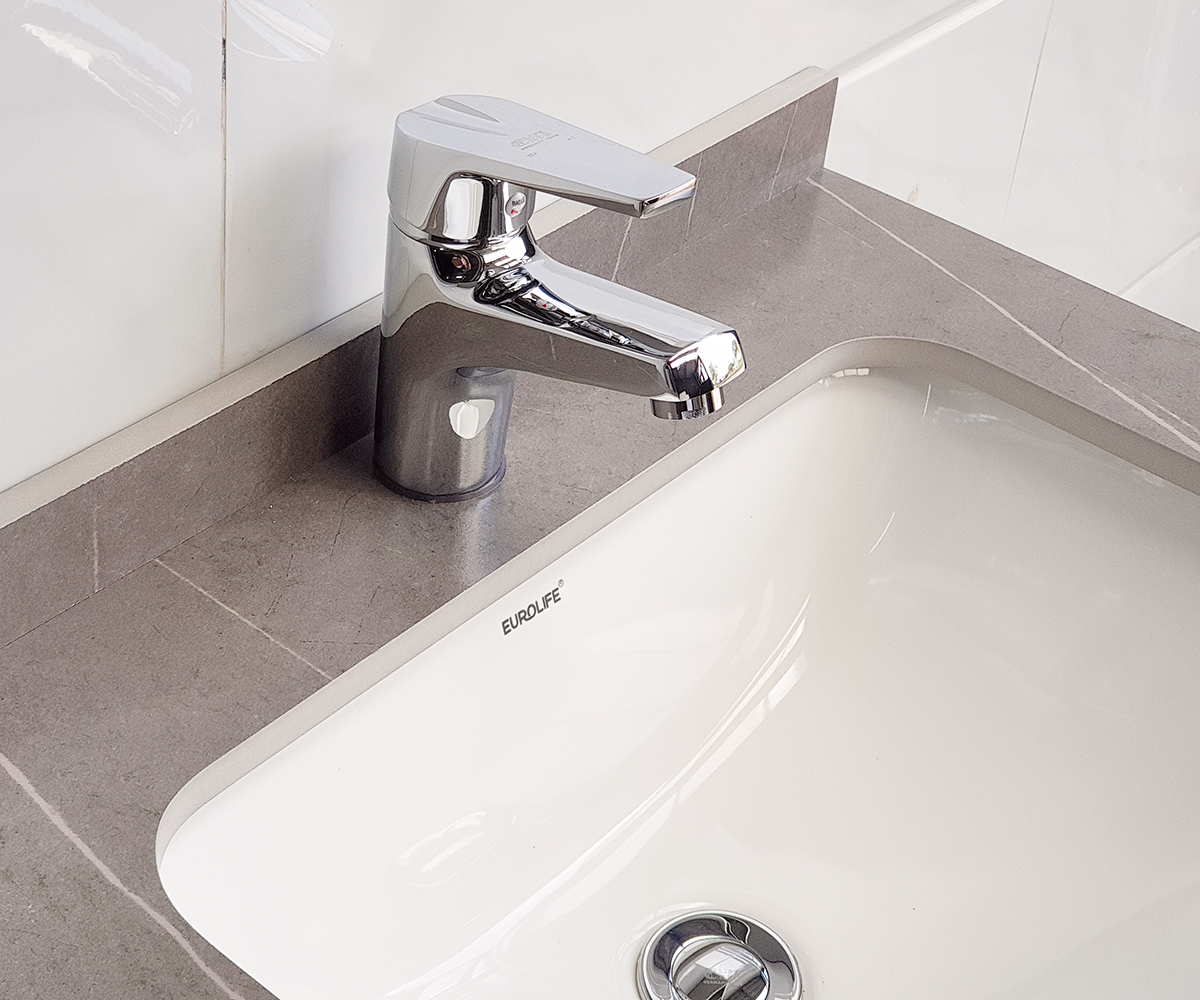Ảnh vòi lavabo nóng lạnh Eurolife EL-IRIS 02 chính hãng lắp thực tế trên chậu lavabo, thiết kế 1 chân gọn gàng, mạ Chrome sáng bóng, dễ phối với phòng tắm gia đình.