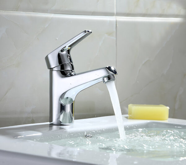 Ảnh vòi lavabo nóng lạnh Eurolife EL-IRIS 02 chính hãng khi sử dụng thực tế trên chậu lavabo, đầu vòi tạo bọt giúp dòng nước êm, hạn chế văng bắn và dễ vệ sinh hằng ngày.
