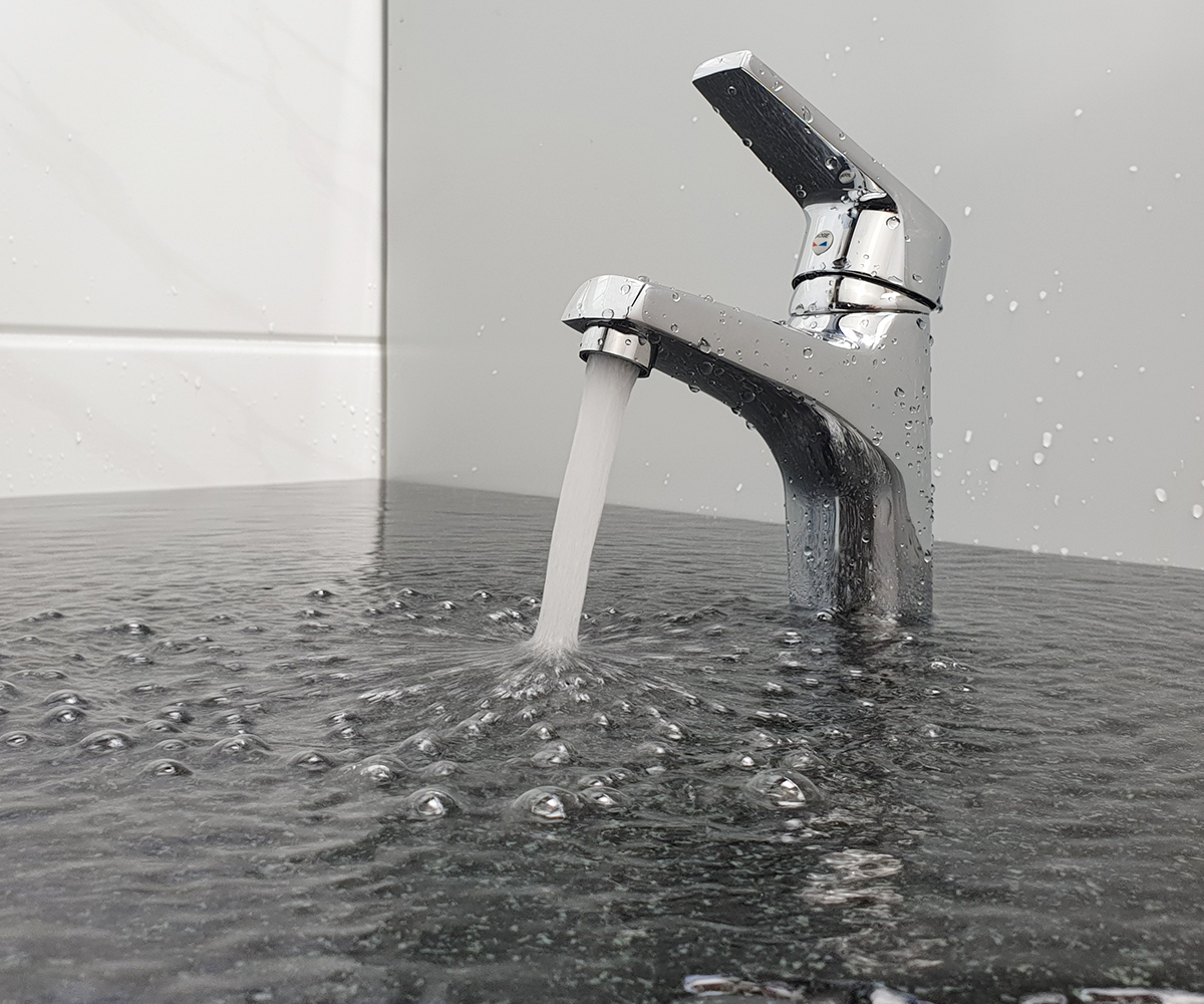 Ảnh vòi lavabo nóng lạnh Eurolife EL-IRIS 02 chính hãng đang xả nước thực tế, đầu vòi tạo bọt giúp dòng nước êm hơn, chống văng bắn và dễ sử dụng hằng ngày.