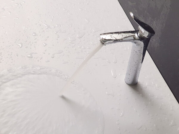 Vòi lavabo nóng lạnh Eurolife EL-ROS 03 có đầu vòi tạo bọt giúp dòng nước chảy êm, hạn chế văng bắn, phù hợp cho nhu cầu rửa tay, rửa mặt hằng ngày.