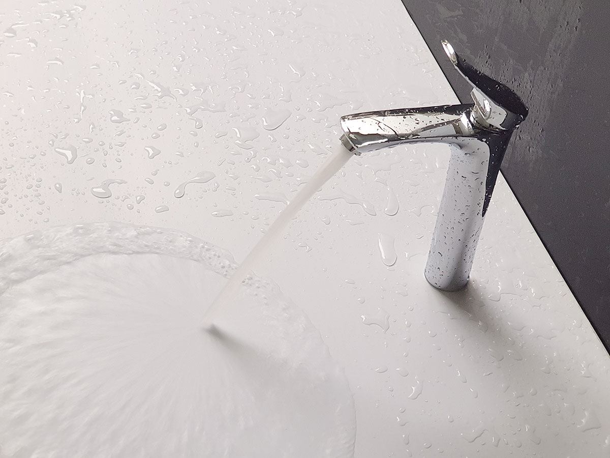 Vòi lavabo nóng lạnh Eurolife EL-ROS 03 có đầu vòi tạo bọt giúp dòng nước chảy êm, hạn chế văng bắn, phù hợp cho nhu cầu rửa tay, rửa mặt hằng ngày.