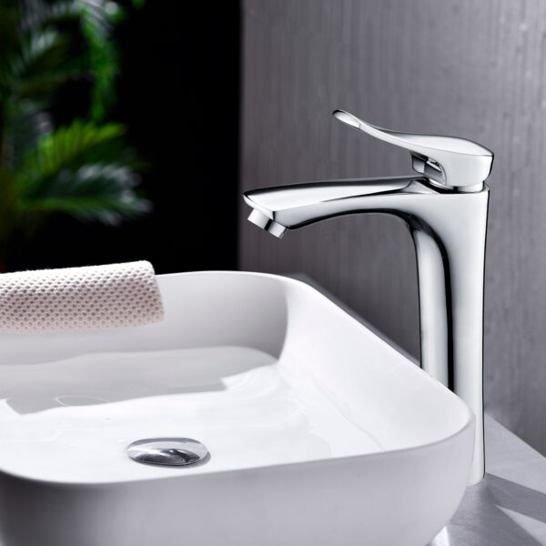 Vòi lavabo nóng lạnh Eurolife EL-ROS 03 lắp đặt thực tế với chậu lavabo, phù hợp cho phòng tắm gia đình, căn hộ, nhà phố và công trình cần mẫu vòi lavabo mạ Chrome dáng cao.