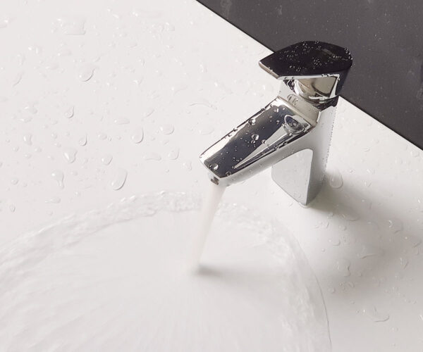 Vòi lavabo nóng lạnh Eurolife EL-SUN 02 có dòng nước tạo bọt êm, chống văng bắn khi sử dụng, phù hợp lắp đặt cho lavabo phòng tắm gia đình, căn hộ và nhà phố.