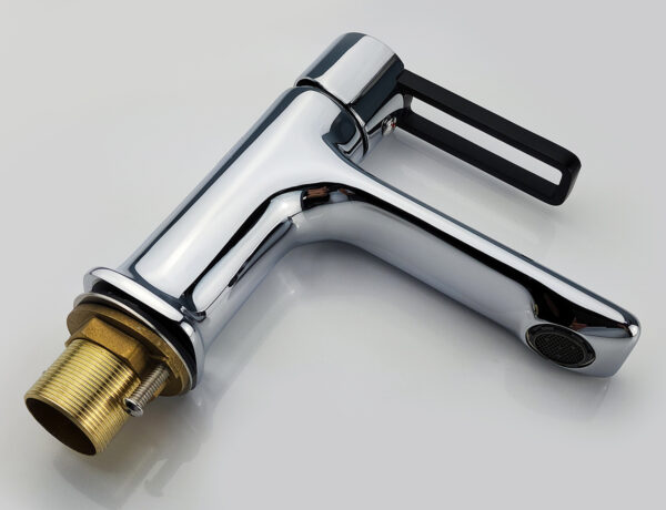 Vòi lavabo nóng lạnh Eurolife EL-VERA 02 có bề mặt mạ Chrome sáng bóng, dễ lau chùi và phù hợp với nhiều mẫu chậu lavabo, tủ lavabo hiện nay.
