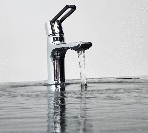 Vòi lavabo nóng lạnh Eurolife EL-VERA 02 có đầu tạo bọt giúp dòng nước chảy êm, hạn chế bắn nước ra ngoài chậu lavabo khi rửa tay, rửa mặt.