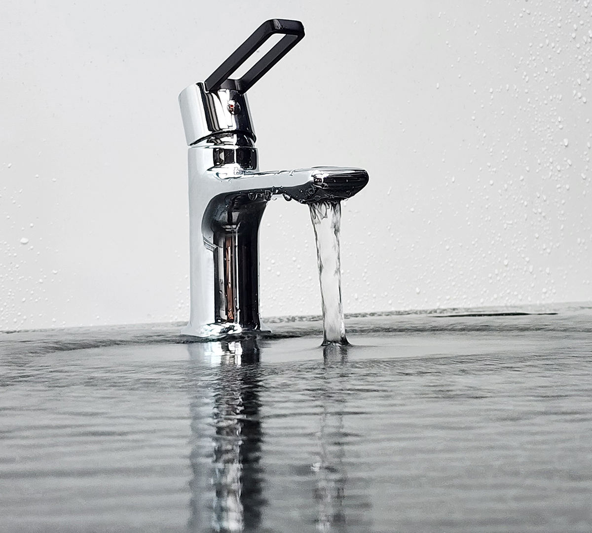 Vòi lavabo nóng lạnh Eurolife EL-VERA 02 có đầu tạo bọt giúp dòng nước chảy êm, hạn chế bắn nước ra ngoài chậu lavabo khi rửa tay, rửa mặt.
