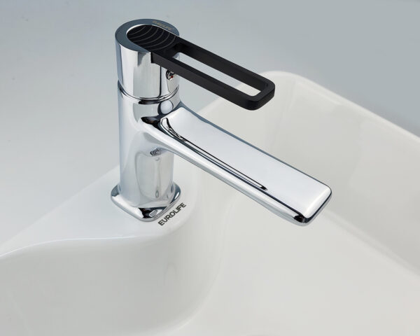 Vòi lavabo nóng lạnh Eurolife EL-VERA 02 lắp thực tế trên chậu rửa mặt, phù hợp cho nhà tắm gia đình, căn hộ, nhà phố và công trình mới.