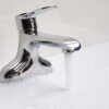 Vòi lavabo nóng lạnh 2 chân Eurolife EL-VIO 03 lắp đặt thực tế, cho dòng nước tạo bọt êm và hạn chế văng bắn khi sử dụng.