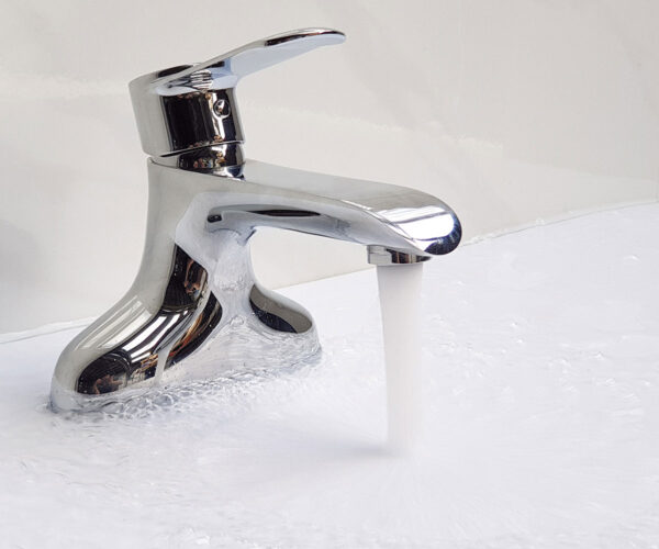 Vòi lavabo nóng lạnh 2 chân Eurolife EL-VIO 03 lắp đặt thực tế, cho dòng nước tạo bọt êm và hạn chế văng bắn khi sử dụng.