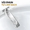 Vòi phun Eurolife EL-SM8058D kéo ra với nước chảy quanh bề mặt, minh họa chức năng tự làm sạch.