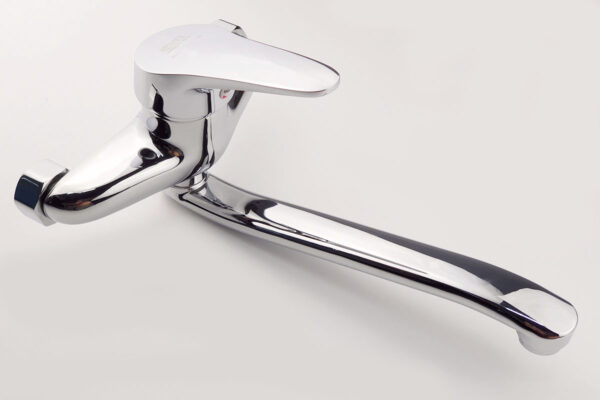 Vòi rửa chén Đồng H61 mạ Chrome 5 lớp Eurolife EL-T016AT có bề mặt sáng bóng, dễ lau chùi và giúp không gian bếp trông sạch đẹp hơn.