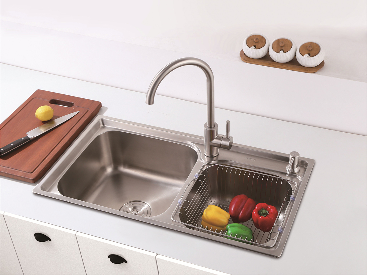Vòi rửa chén Eurolife EL-KM09 lắp đặt thực tế trên chậu rửa inox, giúp khách hàng dễ hình dung khi sử dụng trong bếp.