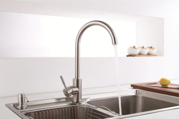 Vòi rửa chén Eurolife EL-KM09 lắp trên bồn rửa inox, cần vòi cong giúp sử dụng thuận tiện cho rửa chén và rửa rau củ.