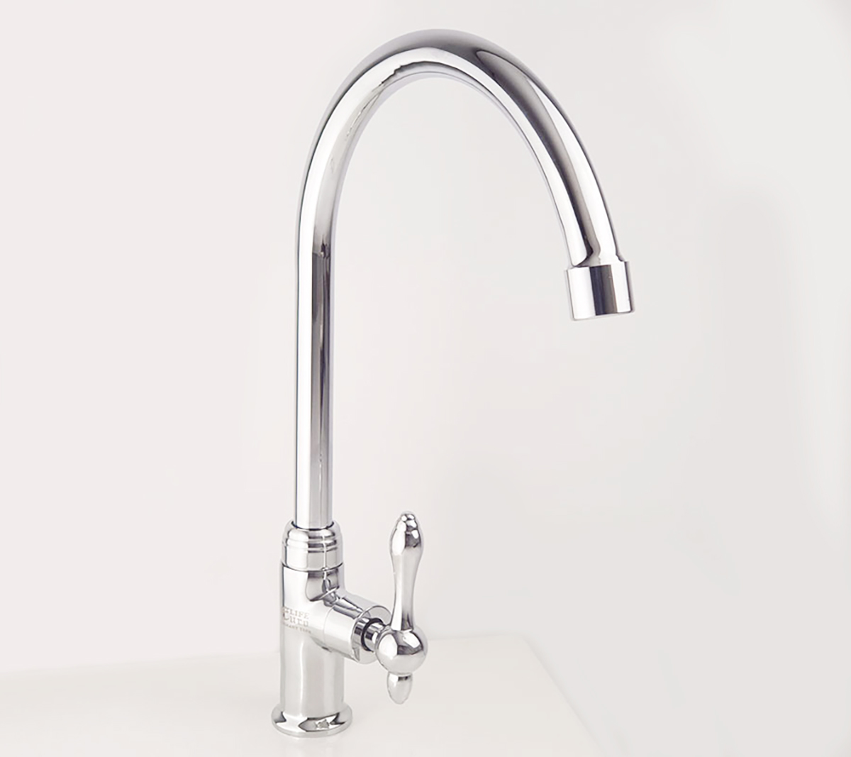 Vòi rửa chén lạnh Eurolife EL-RC02 có thiết kế cần cong cao, giúp tăng không gian thao tác khi rửa chén và vệ sinh chậu.