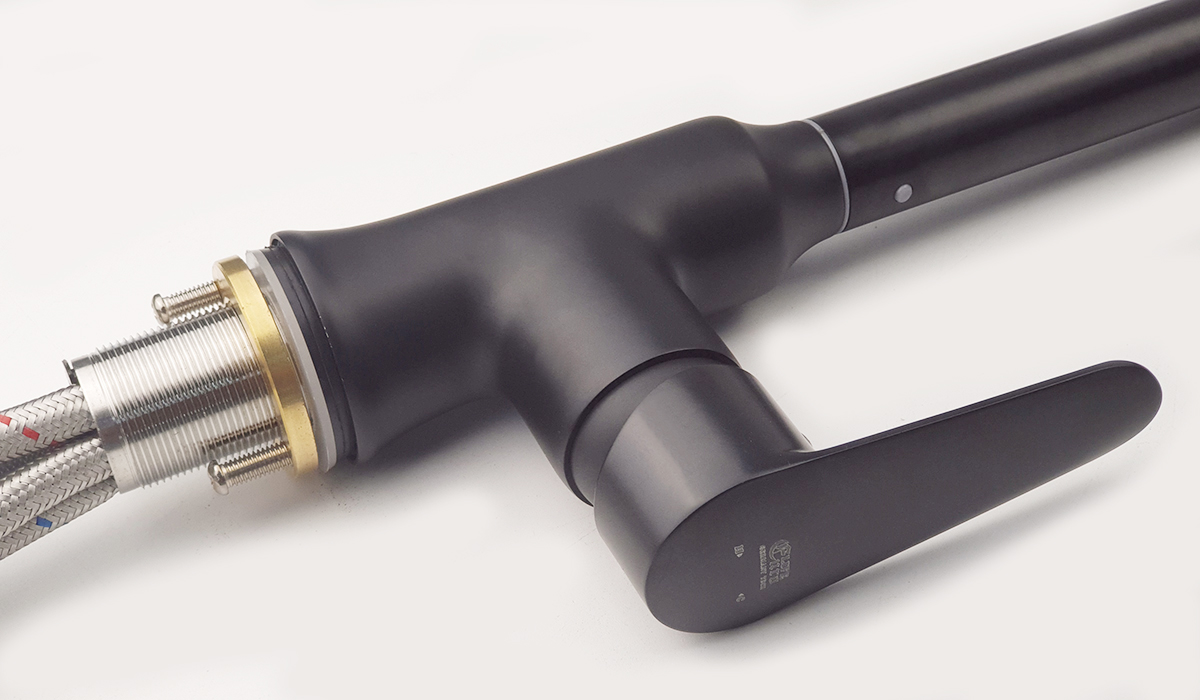 Vòi rửa chén Eurolife EL-KM06 có bề mặt mạ PVD màu đen mờ, sang trọng, dễ phối với chậu rửa và không gian bếp hiện đại.