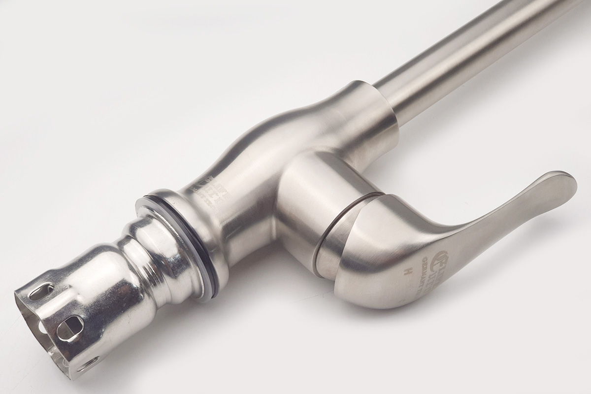 Bề mặt inox nguyên thủy màu vàng xước mờ của vòi rửa chén nóng lạnh Eurolife EL-T030, sang trọng và dễ phối với nhiều không gian bếp.