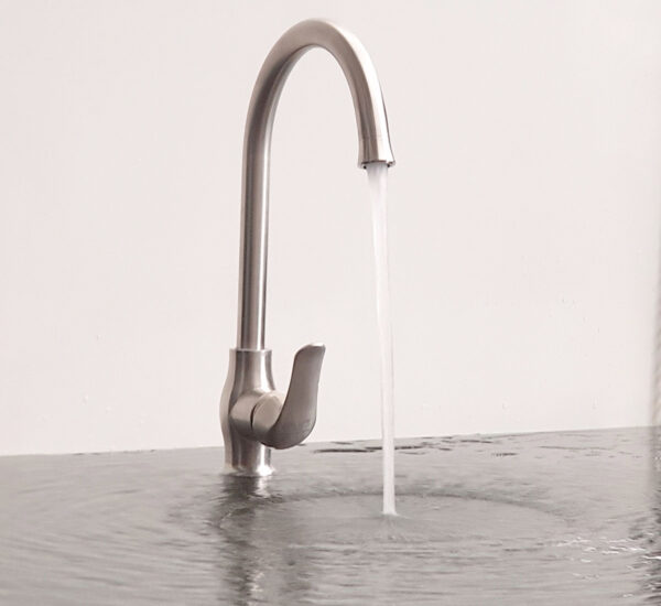 Dòng nước mạnh mẽ từ vòi rửa chén nóng lạnh Eurolife EL-T030, hỗ trợ rửa chén, rửa rau củ và vệ sinh chậu rửa tiện lợi.