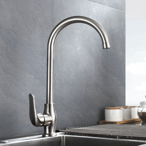 Hình ảnh lắp đặt thực tế vòi rửa chén nóng lạnh Eurolife EL-T030 trên chậu bếp, phù hợp không gian bếp gia đình hiện đại.
