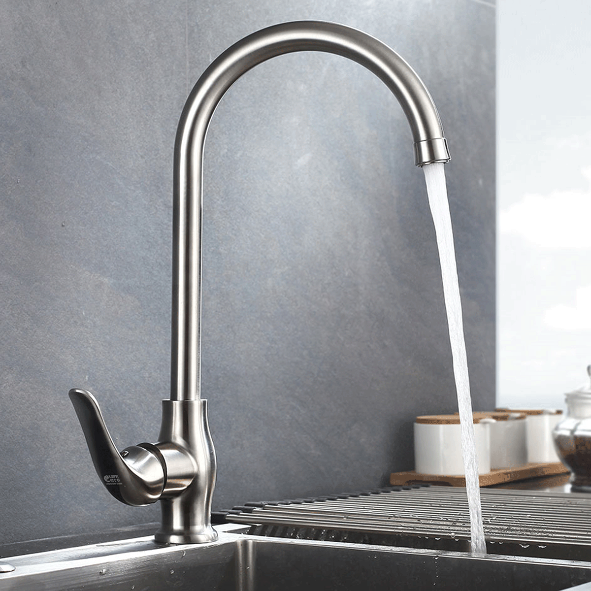 Vòi rửa chén nóng lạnh Eurolife EL-T030 sử dụng thực tế trong bếp, cần xoay 360 độ và đầu tạo bọt giúp thao tác rửa thuận tiện.