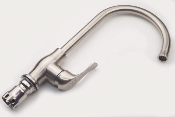 Thân vòi rửa chén nóng lạnh Eurolife EL-T030 bằng inox SUS 304, thiết kế bo cong chắc chắn, phù hợp sử dụng lâu dài trong bếp.